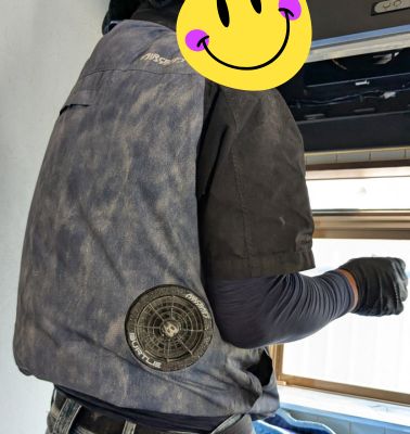 バートルの半袖空調服を着ている職人さんの写真