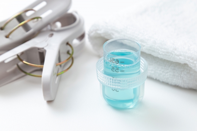 洗濯に欠かせない洗濯ばさみと洗濯洗剤の画像